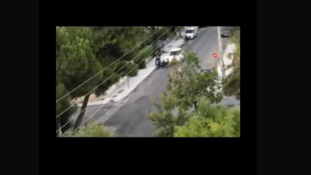 VIDEO: Ελλάδα, ξυλίκι διανομέα με οδηγό αυτοκινήτου 